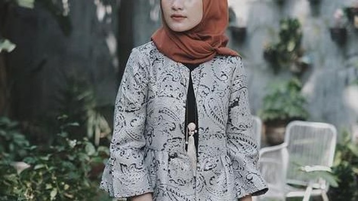 Siapa Bilang Enggak Bisa Tampil Keren ke Pesta Menggunakan Batik, Contek Gayanya di Sini Hijabers!