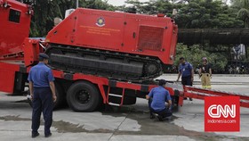 Aksi Damkar DKI Evakuasi Kartu ATM Warga Jatuh ke Selokan
