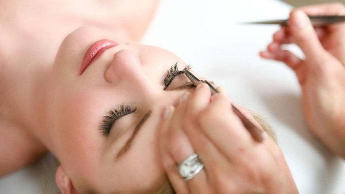 Pertimbangkan Hal-Hal Berikut Sebelum Kamu Ekstensi Bulu Mata