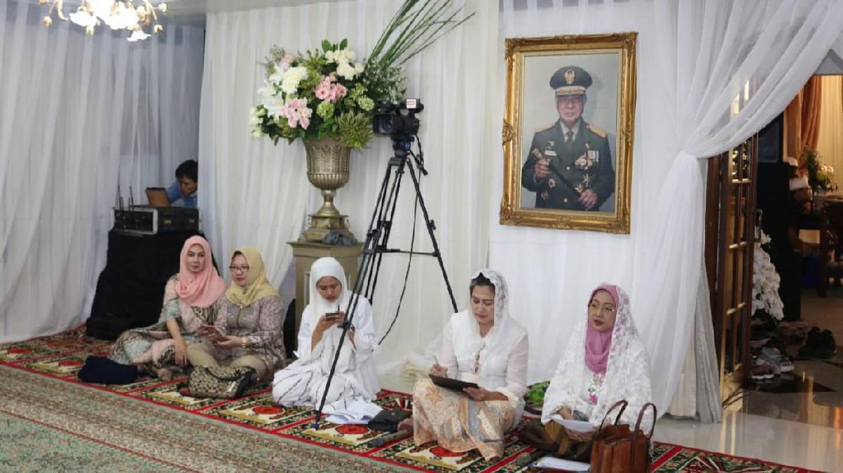 Hari ini Kamis &lpar;13&sol;2&rpar;&comma; segera dilaksanakan pengajian menjelang pernikahan anak ketiga Tutut Soeharto yaitu Danny Rukmana dengan Raiyah Chitra Caesaria&period;