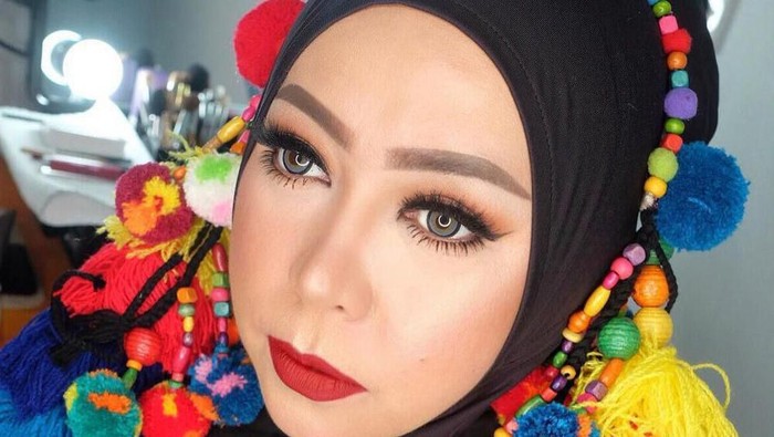Unik dan Nyentrik, Style Hijab ala Melly Goeslaw Ini Beneran Bikin Tercengang Para Netizen!
