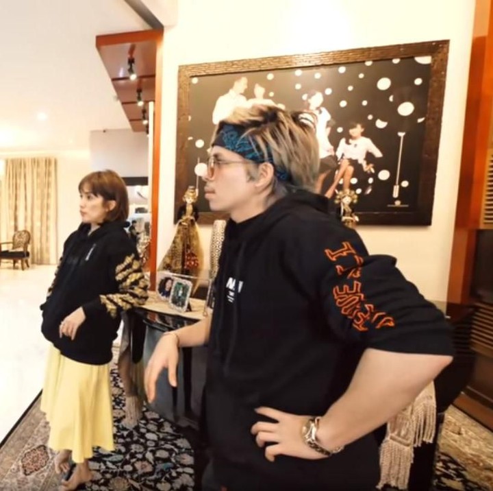<span style="color: #222222; font-family: Arial, Helvetica, sans-serif; font-size: small;">Dalam mendesain rumah, pasangan selebriti Ussy Sulistiawaty dan Andhika Pratama sengaja mengusung konsep yang beda-beda. Tujuannya agar tidak cepat bosan, Bunda. (Foto: YouTube @attahalilintar)</span>