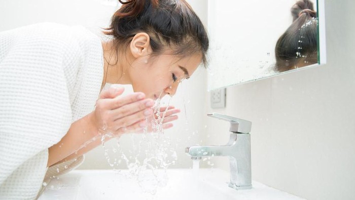 Ladies, Inilah yang Akan Terjadi Jika Kamu Sering Mencuci Muka di Siang Hari