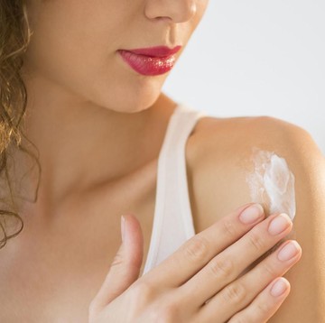 img-title Jangan Lagi Asal Pakai, Ternyata Begini Tips Memakai Body Lotion yang Benar Agar Lembap Seharian