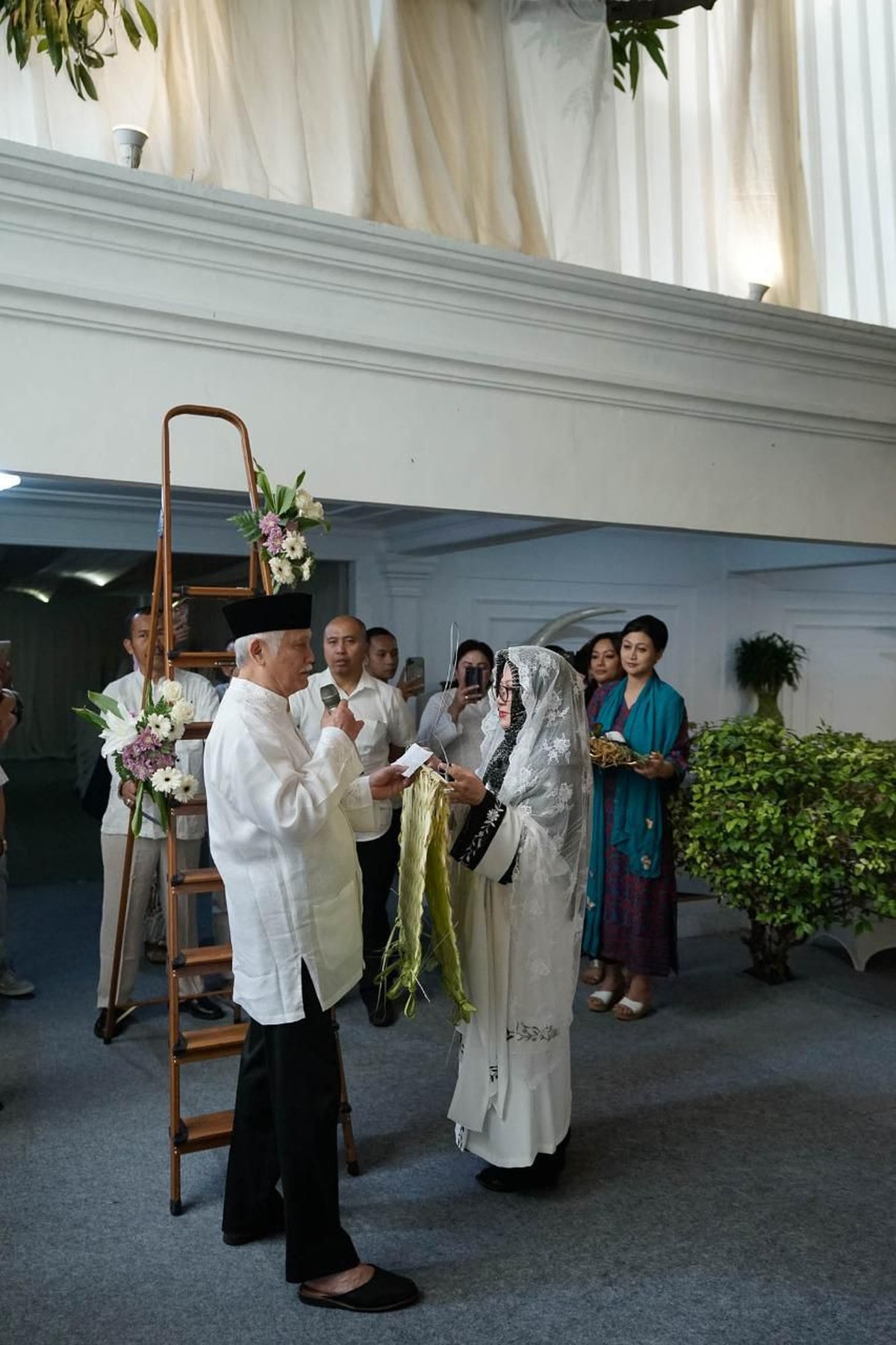 Tutut Soeharto dan Indra Rukmana telah melakukan prosesi Bleketepe di kediamannya&comma; Kamis &lpar;13&sol;2&rpar; untuk pernikahan akan ketiganya&comma; Danny dan seorang pramugari&period;