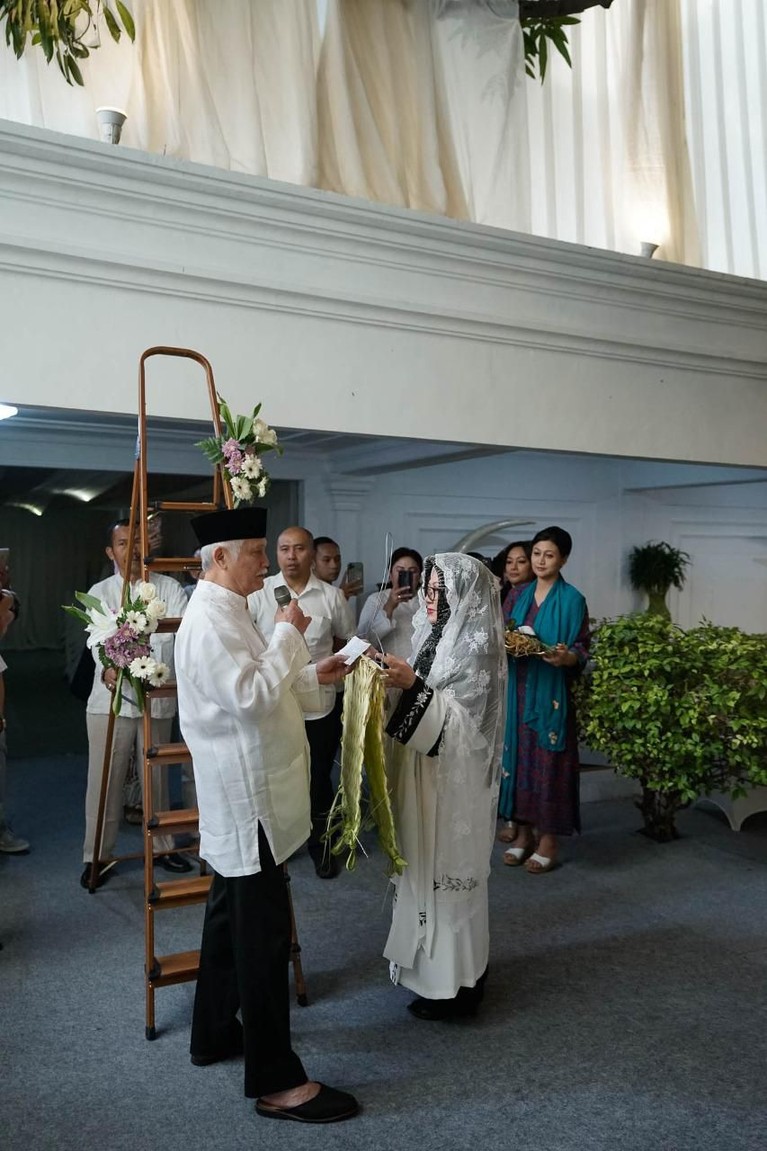 Pemasangan Bleketepe oleh Tutut Soeharto dan Indra Rukmana Tutut Soeharto dan Indra Rukmana telah melakukan prosesi Bleketepe di kediamannya, Kamis (13/2) untuk pernikahan akan ketiganya, Danny dan seorang pramugari.