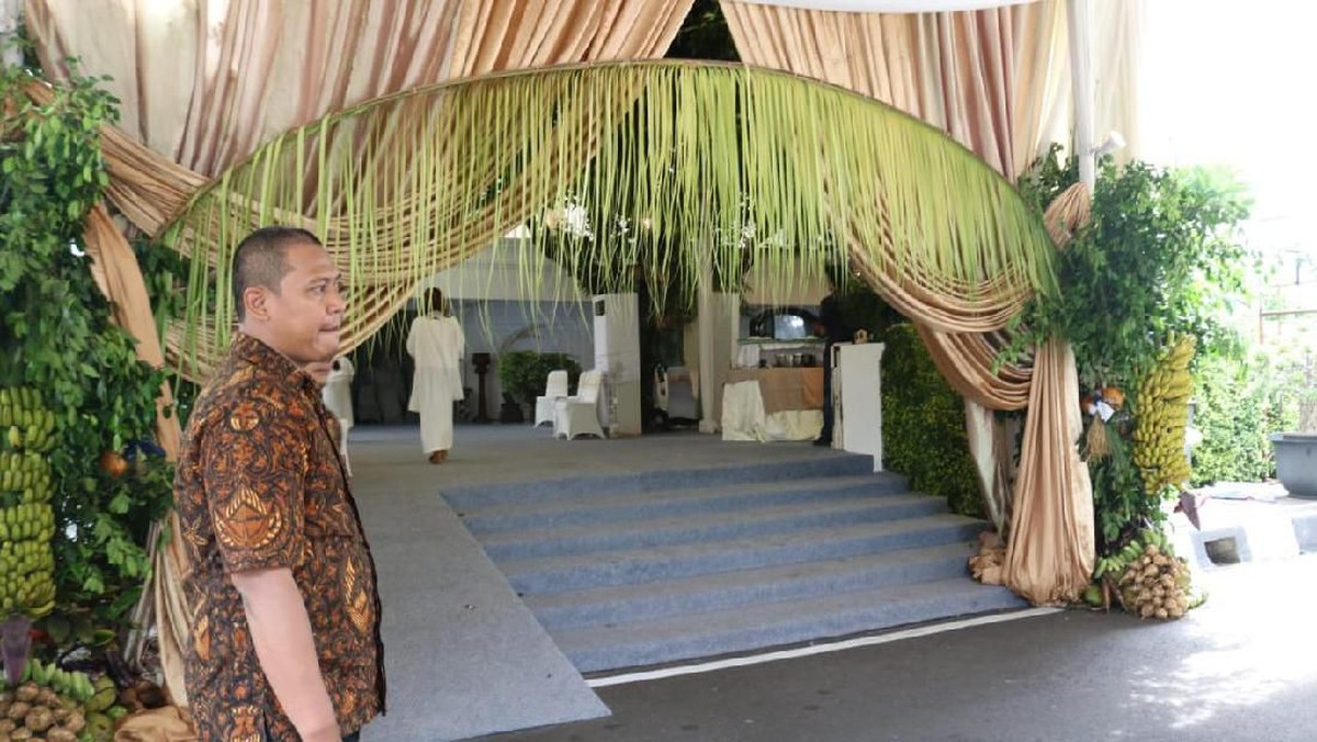 Hari ini Kamis &lpar;13&sol;2&rpar;&comma; segera dilaksanakan pengajian menjelang pernikahan anak ketiga Tutut Soeharto yaitu Danny Rukmana dengan Raiyah Chitra Caesaria&period;