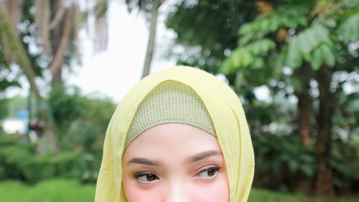 Bikin Wajah Bulat Jadi Tirus Dengan Gaya Hijab ala Ayu Indriati Ini