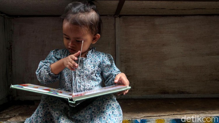 Ada yang menarik di gang sempit yang berada di kawasan permukiman padat penduduk di Tambora, Jakbar. Di gang sempit itu terdapat taman baca untuk anak-anak.