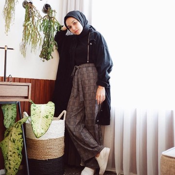 img-title Kulot Bisa Bikin Kamu Tambah Tinggi, Lho! Ini Cara Padu Padannya untuk Hijabers Bertubuh Pendek