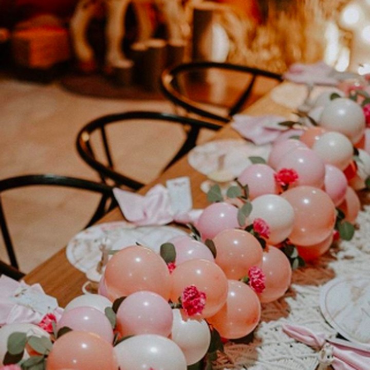 <p>Balon-balon kecil yang dirangkai seperti buah pun enggak kalah mencuri perhatian lho, Bun. Gemas banget! (Foto: Instagram @olaharika)</p>