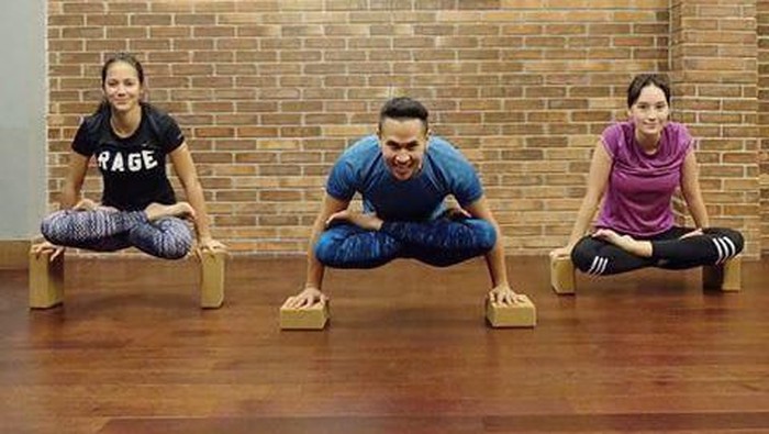 Inilah Alasan Selebriti Perempuan Indonesia Keranjingan Acro Yoga