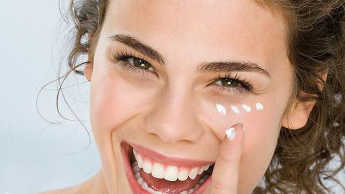 Kembalikan Kecerahan Kulit di Sekitar Mata dengan 5 Pilihan Eye Cream Ini!