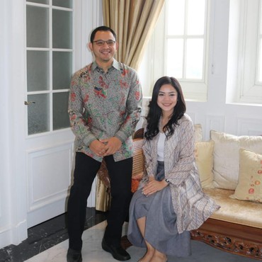 Senyum Semringah Putra Tutut Soeharto dan Pramugari Cantik SQ