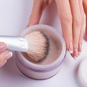 Bedak tabur yang cocok untuk wajah berminyak apa ya?