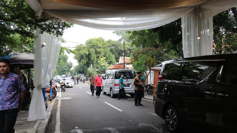 7 Momen Pengajian Pernikahan Putra Ketiga Tutut Soeharto Hari ini Kamis (13/2), segera dilaksanakan pengajian menjelang pernikahan anak ketiga Tutut Soeharto yaitu Danny Rukmana dengan Raiyah Chitra Caesaria.