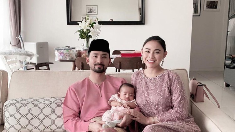Sudah dua hari, Malaysia partial lockdown. Bagaimana kondisi Puteri Indonesia 2013 Whulandry Herman yang saat ini tinggal bersama suami dan anak di sana?