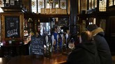 FOTO: Kongko di Bar Langganan The Beatles John Lennon pernah mengeluh bahwa hal terburuk menjadi anggota The Beatles adalah ia tak lagi bebas minum di bar ini.