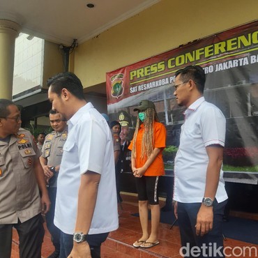 Berbaju Oranye, Lucinta Luna Menangis Minta Maaf