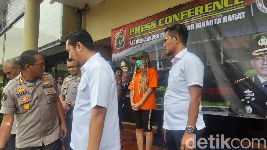 Berbaju Oranye, Lucinta Luna Menangis Minta Maaf Lucinta Luna resmi menjadi tersangka, ia pun menangis meninta maaf sambil memakai tersangka.