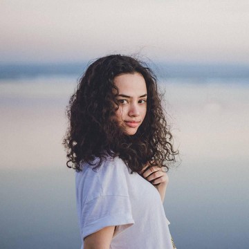 Tetap Cantik dan Bersinar, 5 Selebgram Berambut Keriting Ini Wajib Kamu Follow!
