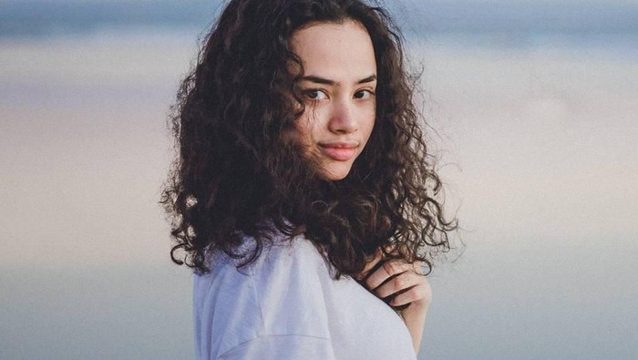 Tetap Cantik dan Bersinar, 5 Selebgram Berambut Keriting Ini Wajib Kamu Follow!