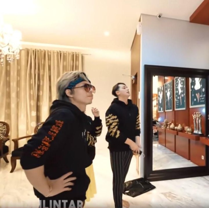 <span style="color: #222222; font-family: Arial, Helvetica, sans-serif; font-size: small;">Di rumahnya, Ussy dan Andhika juga memajang foto keempat anaknya dalam frame ukuran besar. (Foto: YouTube @attahalilintar)</span><div class="yj6qo ajU" style="cursor: pointer; outline: none; padding: 10px 0px; width: 22px; margin: 2px 0px 0px; color: #222222; font-family: Arial, Helvetica, sans-serif; font-size: small;"> </div>