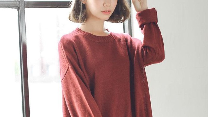 Cute and Stylish! Fashion dengan Sweater ala Cewek Korea Ini Harus Dicoba Saat Musim Hujan Ladies