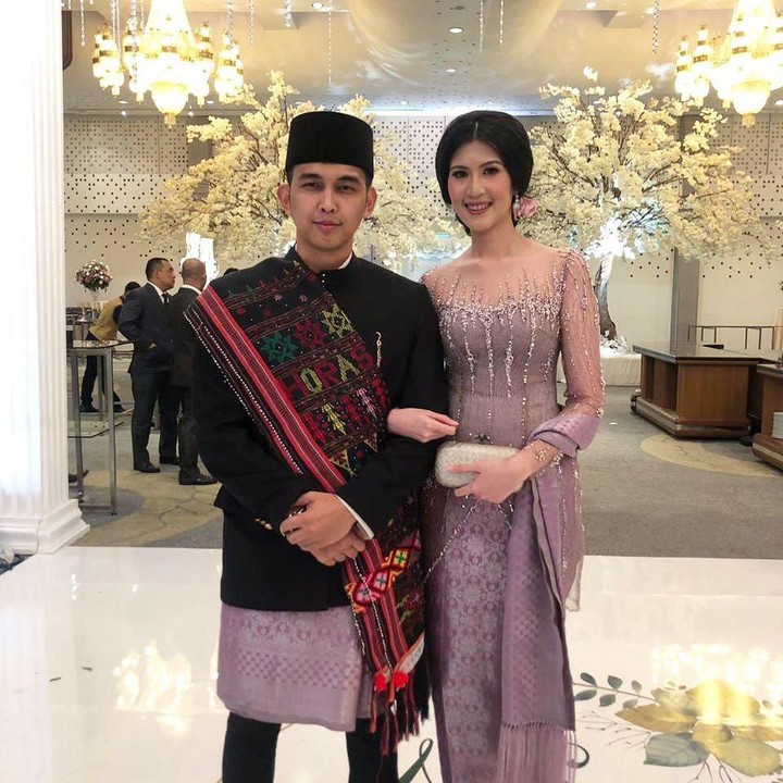 Naga dan Feby juga serasi ketika menggunakan busana dengan sentuhan adat batak seperti ini. Semoga makin langgeng hingga maut memisahkan Naga dan Feby. (Foto: Instagram @febyriz)