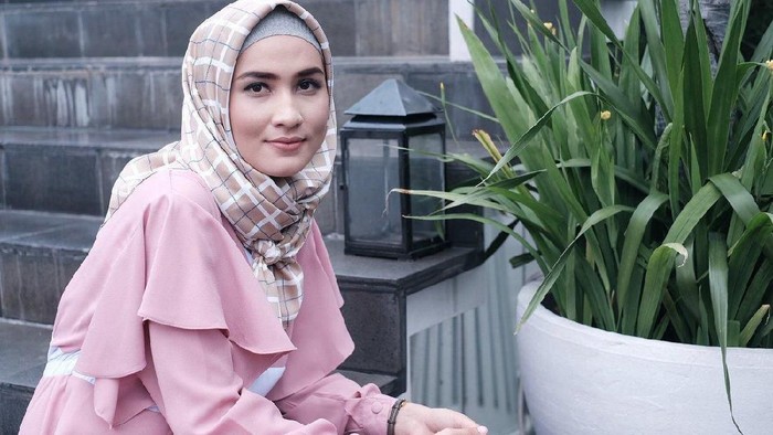 Contek Coat Hijab Style ala Dwihandaanda untuk Kamu yang Ingin Tetap Stylish saat Liburan!