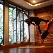 Turunkan Berat Badan dengan Acroyoga Seperti para Selebritis Ini!
