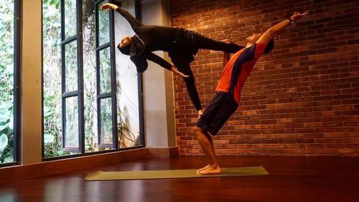 Turunkan Berat Badan dengan Acroyoga Seperti para Selebritis Ini!