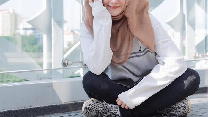 Yuk, Tutupi Pipi Chubby Kamu Dengan Gaya Hijab Ala Ruksana Mirror!
