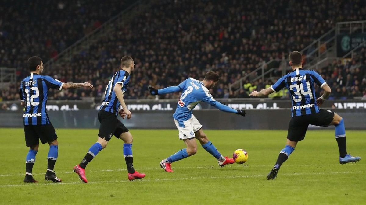 FOTO: Napoli Bikin Inter Merana di Semifinal Coppa Italia