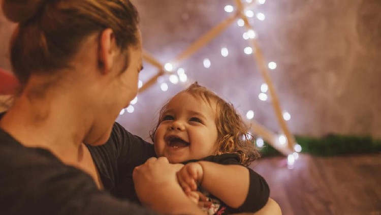 Anak bisa tahu ketika Bunda akan menyapihnya meski itu dengan cara bertahap. Kalau berencana menyapih si kecil dalam waktu dekat, coba yuk saran ahli berikut.