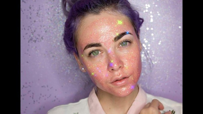 Unik Banget! Tertarik Nyobain Masker Wajah Penuh Glitter Ini Ladies?? Unik Banget! Tertarik Nyobain Masker Wajah Penuh Glitter Ini Ladies??