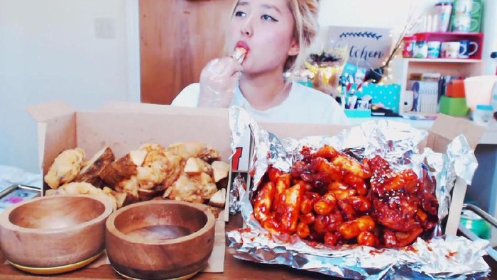 Hati-Hati Ladies, Bahaya Ini Bisa Datang Kalau Terlalu Sering Lihat Video Mukbang!