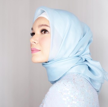 Intip yuk Fashion Hijab Dewi Sandra yang Cocok Buat Dipakai Kondangan