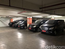 Mobdin Bapenda Jabar yang Terparkir di Pusat Perbelanjaan Bakal Dilelang