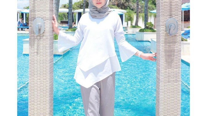 Contek Gaya Fashion Liburan ala Selebgram Hijab yang Simple dan Nyaman Ini, Ladies!
