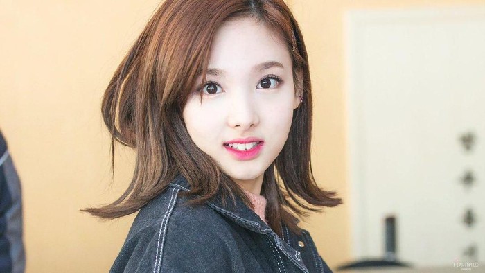 Warna-Warna Lipstik Ini Bakalan Bikin Gigi Kamu Keliatan Lebih Putih Lho! Warna-Warna Lipstik Ini Bakalan Bikin Gigi Kamu Keliatan Lebih Putih Lho!