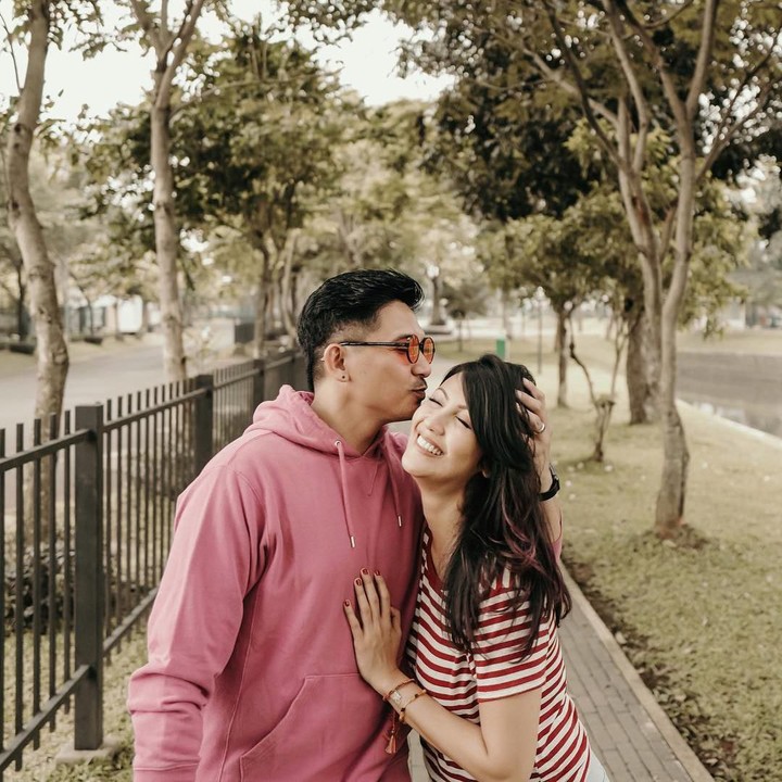 <p><strong>Sharena Gunawan dan Ryan Delon</strong>   Sharena Gunawan dan Ryan Delon merupakan artis yang kerap terlihat berperan di FTV. Cinta bersemi dan keduanya menikah pada Desember 2013. Saat ini, mereka punya dua anak bernama Ryshaka Dharma Situmeang dan Sea Dedari Situmeang. (Foto: Instagram @adzanabs)</p>