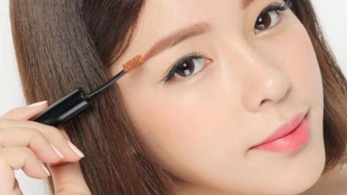 Ladies, Inilah Cara Mudah Menggunakan Maskara Alis Buat Si Pemilik Alis Tipis!