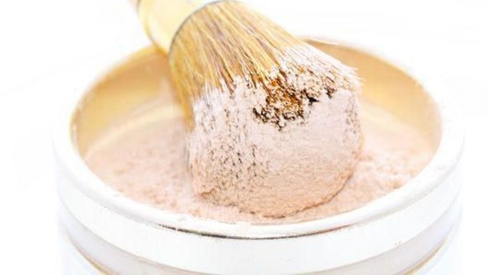 Tampil Flawless Tapi Tetap Natural Menggunakan Bedak Tabur? Begini Tipsnya! Tampil Flawless Tapi Tetap Natural Menggunakan Bedak Tabur? Begini Tipsnya!