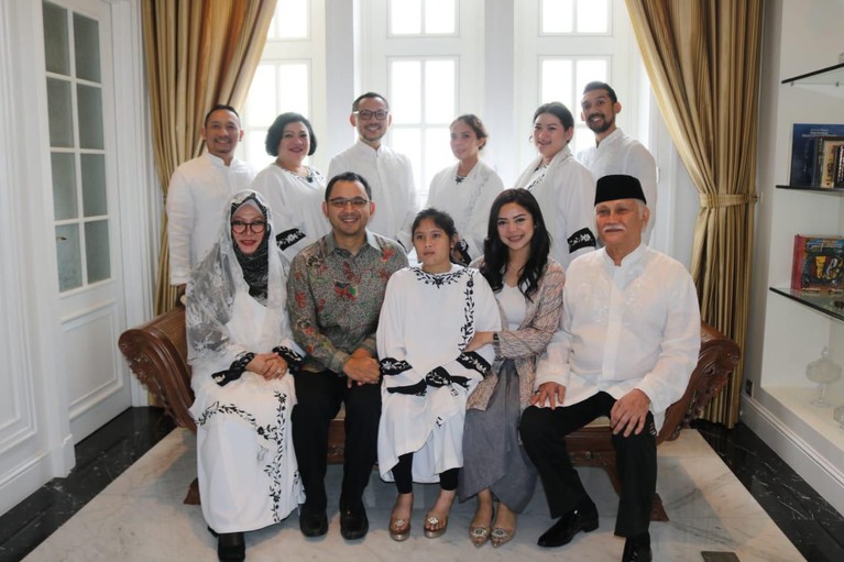 Senyum Semringah Putra Tutut Soeharto dan Pramugari Cantik SQ Putra Tutut Soeharto, Danny Rukmana dan kekasihnya telah melakukan pencatatan pernikahan yang disaksikan keluarga di Hotel Hermitage, Kamis (13/2).