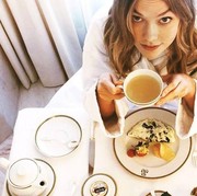 Apa sarapan yang sehat, mengenyangkan, dan gak bikin ngantuk ya ladies? Help me...