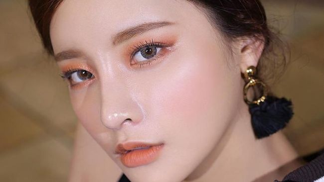 Ladiess gimana sih cara memilih highlighter yang  netral  