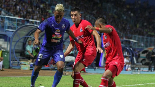 Arema FC menghadapi Persela Lamongan di laga kedua Grup B Piala Gubernur Jatim 2020 di Stadion Kanjuruhan, Kamis (13/2).