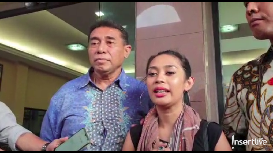 Sempat menolak autopsi jenazah sang putri, akhirnya Karen Pooroe ajukan permintaan autopsi pada polisi.
