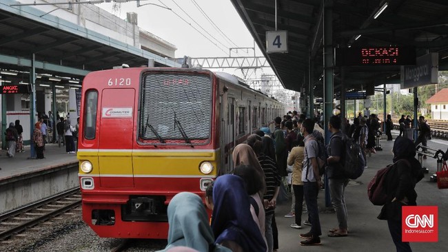 Rangkuman hari pertama pelaksanaan PSBB DKI Jakarta: kebingungan para penumpang KRL hingga aktivitas jual beli di pasar dan ritel. 